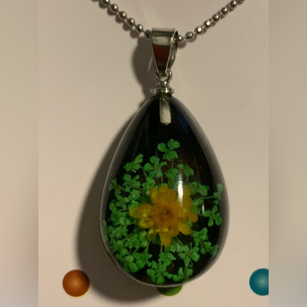 Floral mood necklace